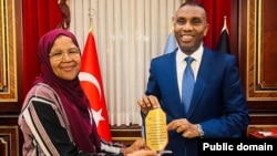 Marwo Jawahir Dahir oo abaalmarin ka guddoomeysa Ra'iisul Wasaare Xamza Abdi Barre.