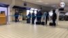 Niños migrantes no acompañados que permanecían en la zona del Río Grande, hacen fila en el aeropuerto de Dallas, para ser trasladados a Nueva York. [Foto Celia Mendoza]