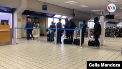 Niños migrantes no acompañados que permanecían en la zona del Río Grande, hacen fila en el aeropuerto de Dallas, para ser trasladados a Nueva York. [Foto Celia Mendoza]