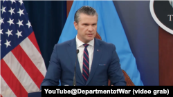 피트 헤그세스 미 전쟁부 장관이 2일 펜타곤에서 '에픽 퓨리' 작전을 설명하는 기자 회견을 진행하고 있다.