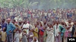 Ribuan pengungsi Rwanda yang melarikan diri dari kekerasan berada di Kalima, Zaire (foto: dok). PBB akan menghapuskan status pengungsi Rwanda sejak terjadinya genosida tahun 1994.