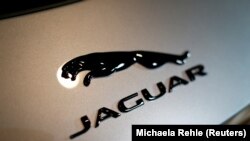 Jaguar Land Rover meluncurkan model Jaguar F-Type baru selama pemutaran perdana dunianya di Munich, Jerman, 2 Desember 2019. (Foto: REUTERS/Michaela Rehle)