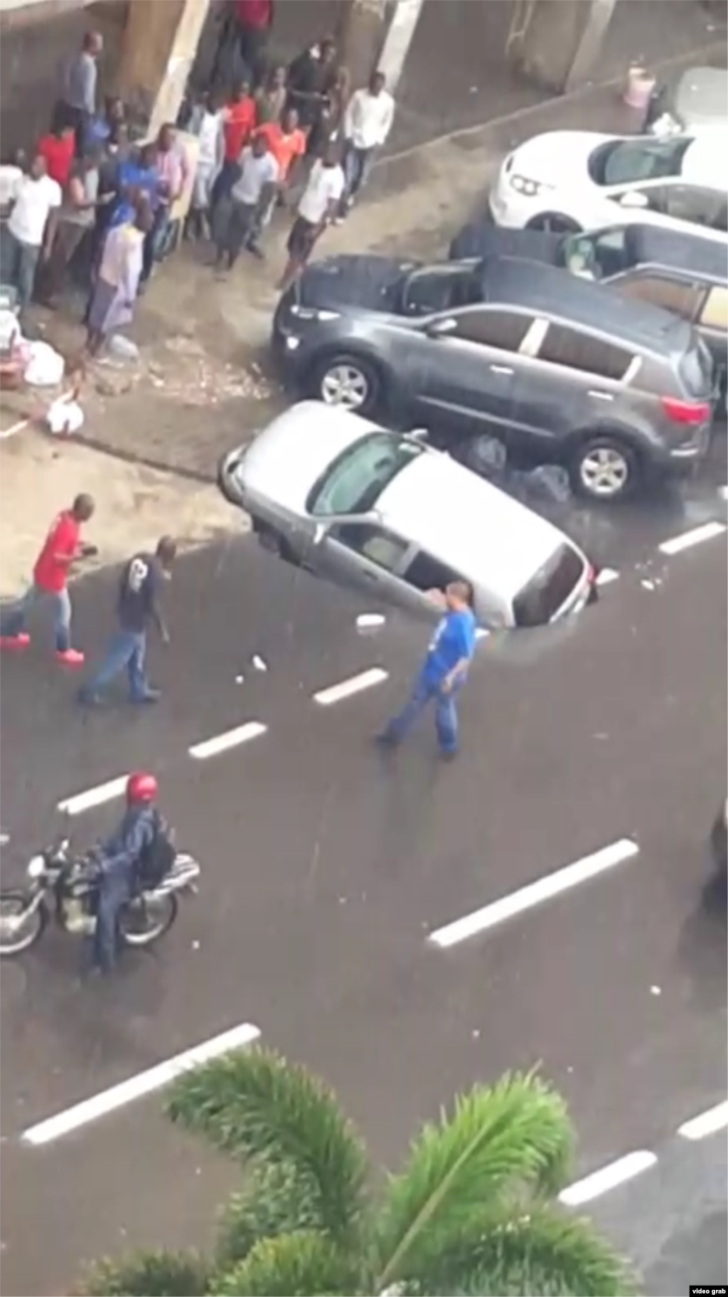 Chuva causa derrocada de estrada em Luanda. Angola 6 Novembro, 2015