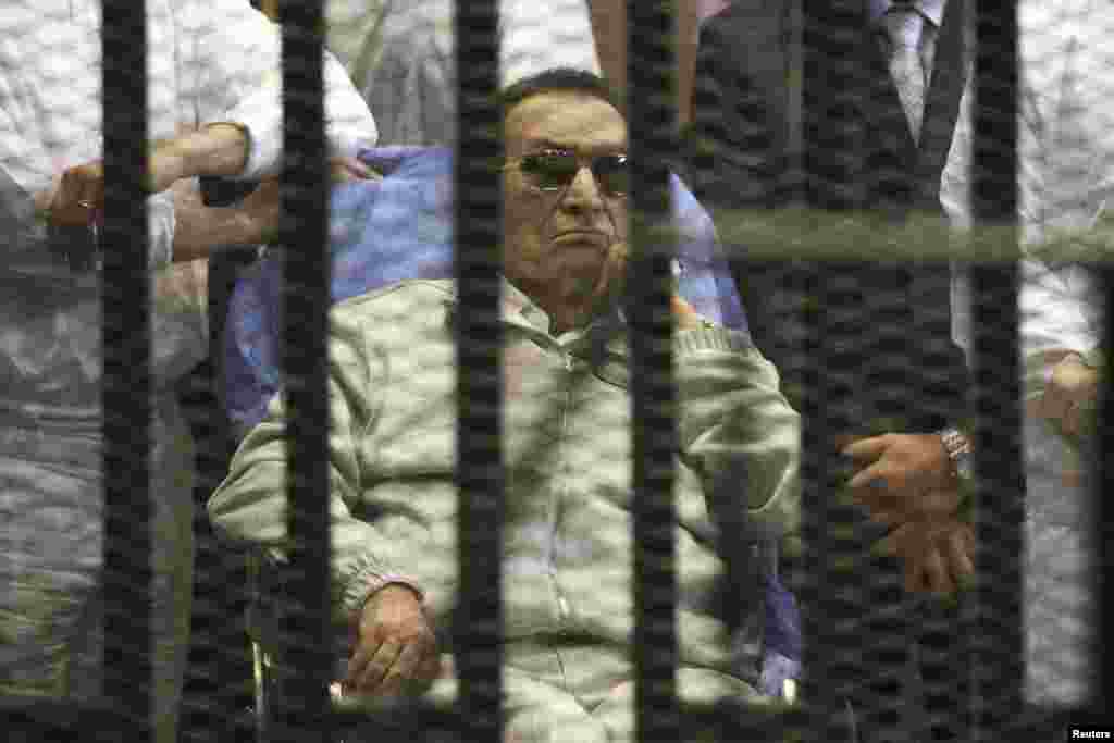 Egypt&#39;s ousted President Hosni Mubarak sits inside a dock at the police academy on the outskirts of Cairo April 15, 2013 (File photo).