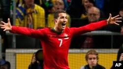 Cristiano Ronaldo merayakan gol Portugal ke gawang Swedia di Stockholm (19/12). CR7 difavoritkan untuk memenangkan piala Ballon D’or atau Bola Emas. 