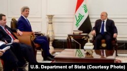 Le Secrétaire d 'Etat américain John Kerry recontre le Premier ministre irakien Haider Al-Abadi à Bagdad, Irak, le 8 avril 2016. (State Department) 