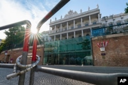 Palais Coburg tempat pembicaraan nuklir tertutup berlangsung di Wina, Austria, Jumat, 5 Agustus 2022. Putaran baru pembicaraan tentang kebangkitan Rencana Aksi Komprehensif Bersama (JCPOA) dilakukan di Wina. (Foto: AP/Florian Schroetter)