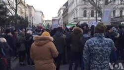 سرود یار دبستانی ایرانیان مقابل سفارت جمهوری اسلامی در وین اتریش
