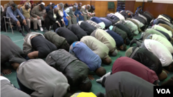 Umat Muslim sholat di Masjid Ibrahim, 4 Desember 2015. (R. Taylor/VOA)