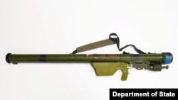 这具SA-7型便携式防空导弹系统的肩扛式导弹模型，属于在美国国务院资助的项目下被收缴并停止流通的一类常规武器。(图片来自美国国务院外交博物馆。)