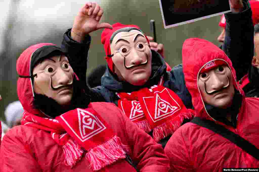 VW employees attend a rally of the union IG Metall in front of the Volkswagen headquarters, during a warning strike at the main factory of Germany&#39;s carmaker in Wolfsburg. Martin Meissner/Pool via REUTERS