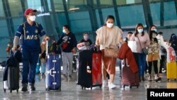 Pengunjung tiba di Bandara Soekarno-Hatta, Tangerang, pinggiran Jakarta, menyusul keputusan pemerintah melarang turis asing masuk untuk membatasi penyebaran virus COVID-19, 1 Januari 2021. (REUTERS/Ajeng Dinar Ulfiana)