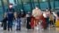 Pengunjung tiba di Bandara Soekarno-Hatta, Tangerang, pinggiran Jakarta, menyusul keputusan pemerintah melarang turis asing masuk untuk membatasi penyebaran virus COVID-19, 1 Januari 2021. (REUTERS/Ajeng Dinar Ulfiana)