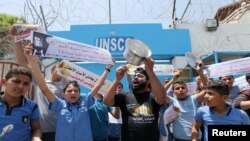 Palestinians take part in a protest in support of Palestinian prisoners on hunger strike in Israeli jails, in Gaza City May 9, 2017. 