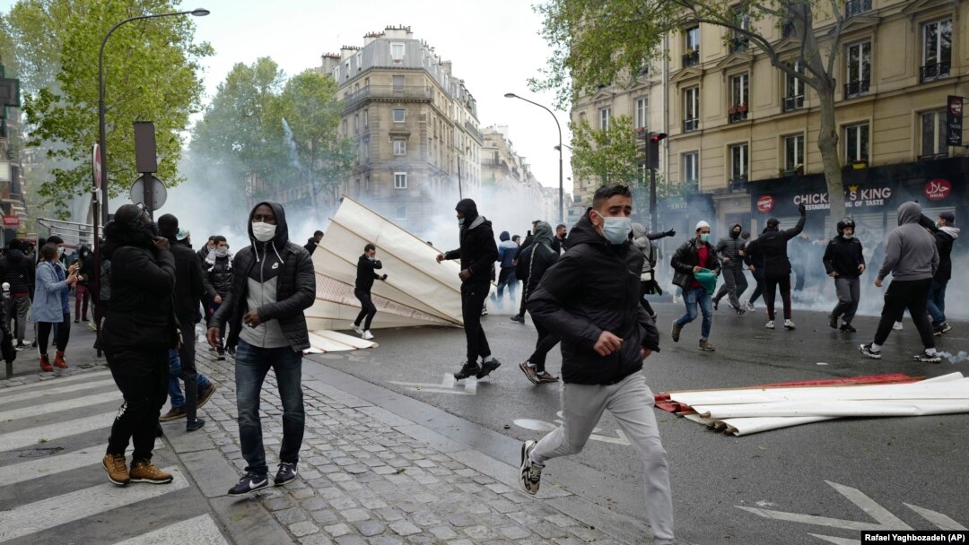 Sejumlah pengunjuk rasa di Paris, Perancis melarikan diri saat demonstrasi untuk mendukung warga Palestina di Jalur Gaza, Sabtu, 15 Mei 2021. (Foto: Rafael Yaghbozadeh/AP)