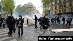 Sejumlah pengunjuk rasa di Paris, Perancis melarikan diri saat demonstrasi untuk mendukung warga Palestina di Jalur Gaza, Sabtu, 15 Mei 2021. (Foto: Rafael Yaghbozadeh/AP)