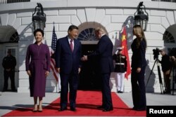 美国总统唐纳德·特朗普和第一夫人梅拉尼娅·特朗普欢迎中国国家主席习近平和夫人彭丽媛前来白宫茶叙。(2026年9月25日)
