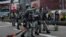 La policía antidisturbios usa gas pimienta contra los manifestantes cuando uno deja caer su arma durante una manifestación contra la legislación de seguridad nacional de Beijing en Causeway Bay en Hong Kong, el domingo 24 de mayo de 2020.
