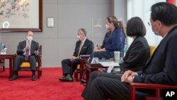 크리스토퍼 쿤스 미 민주당 상원의원이 6일 댄 설리번, 태미 덕워스 의원과 함께 타이완을 방문해 차이잉원 총통과 이야기하고 있다.
