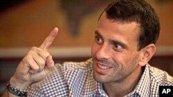 "No podemos permitir que el narcotráfico, la guerrilla y grupos paramilitares infiltren y usen nuestras instituciones", dijo el candidato opositor Henrique Capriles al dirigirse a los militares venezolanos.