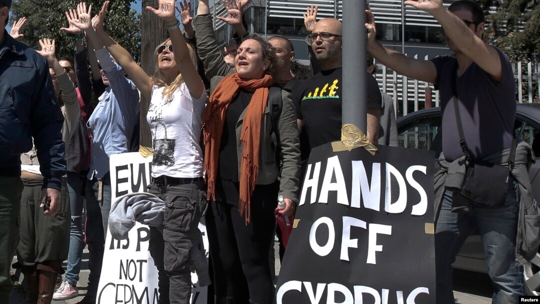 Para demonstran Siprus memrotes kebijakan pemerintahan Presiden Nicos Anastasiades di Nicosia hari Senin (18/3). 