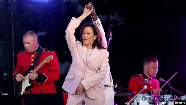La vicepresidenta de Estados Unidos, Kamala Harris, baila con Kirk Franklin durante un concierto del 16 de junio organizado por el presidente estadounidense Joe Biden, en el jardín sur de la Casa Blanca en Washington, D.C., el 10 de junio de 2024.