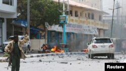 Seorang anggota militer Somalia mengamankan lokasi pemboman bunuh diri dekat istana Presiden di Mogadishu, Somalia, 7 Juli 2018. 