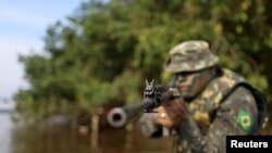 Un soldat de l'armée brésilienne patrouille à la frontière avec la Colombie à Vila Bittencourt, dans l'État amazonien, au Brésil, le 18 janvier 2017.