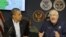 Predsednik Obama sluša izlaganje administratora Federalne agencije za vanredne situacije Krega Fugatea, u Vašingtonu