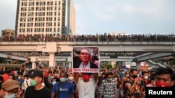 Para demonstran berunjuk rasa menentang kudeta militer di Myanmar dan menuntut pembebasan pemimpin terpilih Aung San Suu Kyi, dalam aksi unjuk rasa di Yangon, Myanmar, pada 6 Februari 2021.(Foto: Reuters/Stringer)