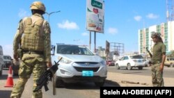 Para kombatan koalisi yang didukung oleh Arab Saudi menjaga pos pemeriksaan di Kota Aden, Yaman, Kamis, 31 Desember 2020. (Foto: Saleh Al-OBEIDI / AFP)