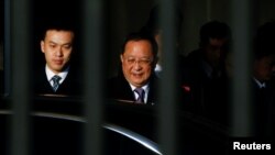 중국을 방문한 리용한 북한 외무상이 베이징 공항에 도착한 후 차를 타고 있다. 