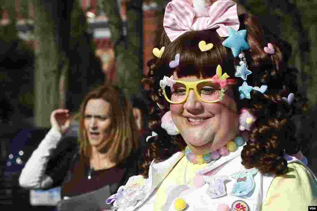 Một thành viên đoàn diễu hành của kênh truyền hình Nhật Bản NHK mặc trang phục theo phong cách cosplay.