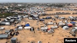 Перемещенные палестинцы готовятся покинуть палаточный лагерь после начала израильской военной операции в Рафахе, на юге сектора Газа, 10 мая 2024 года