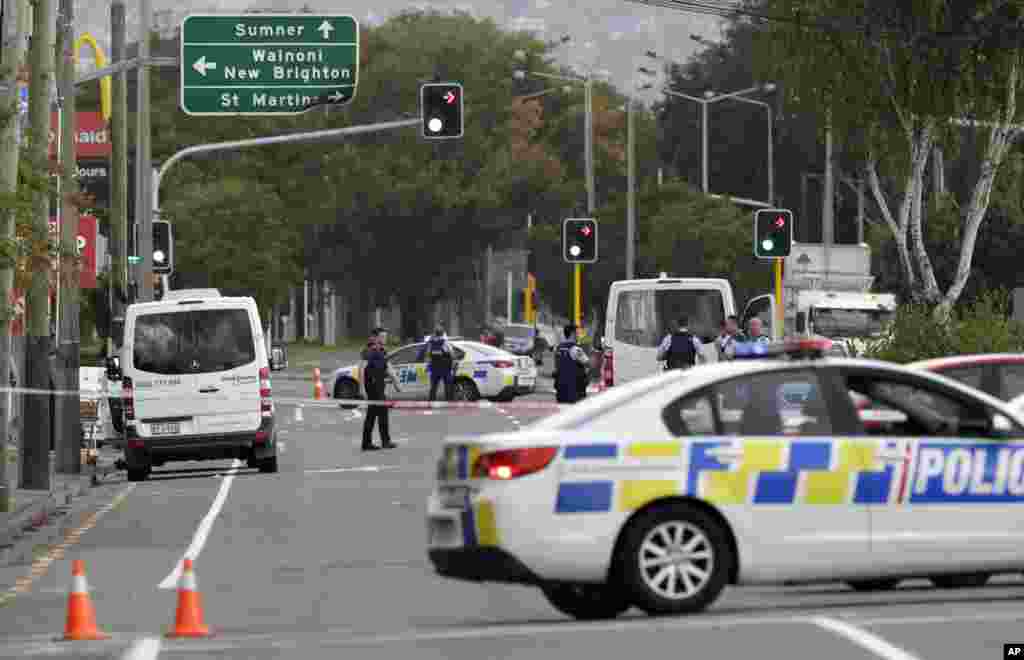 Polisi wakilinda eneo la msikiti baada ya tukio la mauaji&nbsp; huko Linwood, Christchurch, New Zealand, March 15, 2019.