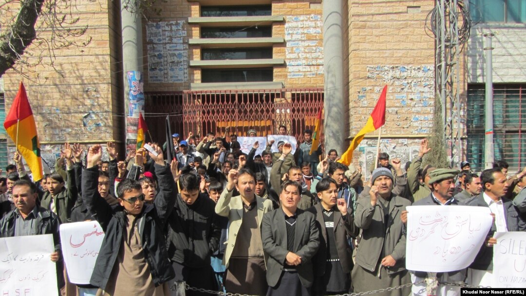 دوژل شوؤ کسانو رشته دارانو دکوئټې په علمدار سړک دمړو سره دسخت يخنۍ دموسم باوجود په ميدان ناست احتجاج کوي