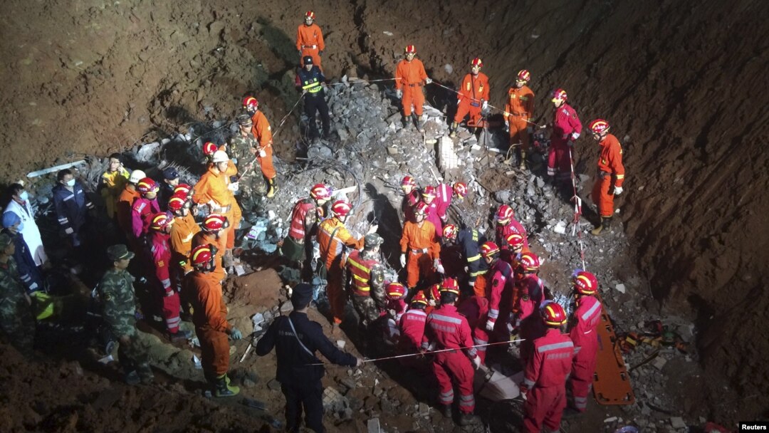 Tim SAR berkerumun di lokasi ditemukannya penyintas, Tian Zeming (19 tahun) di bawah reruntuhan gedung yang robot akibat tanah longsor di Shenzhen, provinsi Guangdong (23/12).