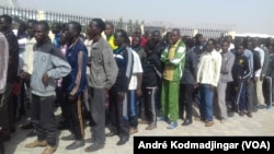 103 immigrés orpailleurs tchadien arrêtés en Algérie accueillis à l'aéroport international Hassan Djoumouss de NDjamena au Tchad par le ministre tchadien de la justice.