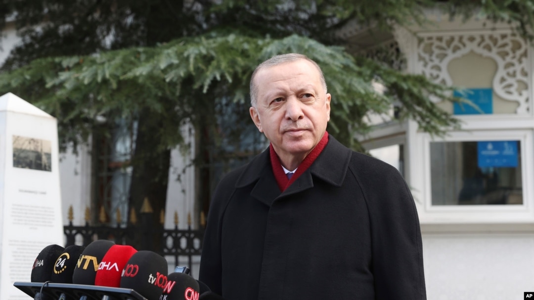 Presiden Turki Recep Tayyip Erdogan berbicara kepada media setelah salat Jumat, di Istanbul, 15 Januari 2021. (Foto: AP)
