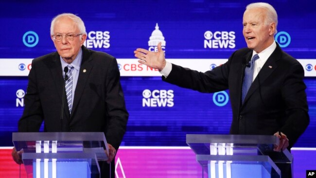 2020年2月25日民主党总统参选人桑德斯（左）和前副总统拜登在南卡罗来纳州查尔斯顿辩论