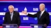 Senator Bernie Sanders (kiri) dan mantan Wapres President Joe Biden dalam acara debat di Charleston, South Carolina (25/2) lalu. 