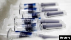 Ampul-ampul vaksin flu siap digunkan di sebuah rumah sakit di Taipei, Taiwan, 1 Oktober 2020. (Foto: ilustrasi/Reuters)