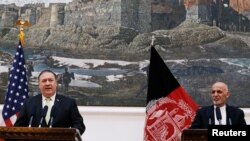 AQSh Davlat kotibi Mayk Pompeo (chapda) Afg'oniston Prezidenti Ashraf G'ani bilan, Kobul, 9-iyul, 2018-yil.