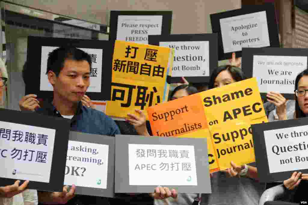 港新闻从业者抗议印尼菲律宾阻挠记者正常采访(美国之音海彦拍摄)