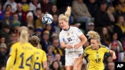 La estadounidense Lindsey Horan cabecea el balón durante el partido de fútbol de octavos de final de la Copa Mundial Femenina entre Suecia y Estados Unidos en Melbourne, Australia, el domingo 6 de agosto de 2023.