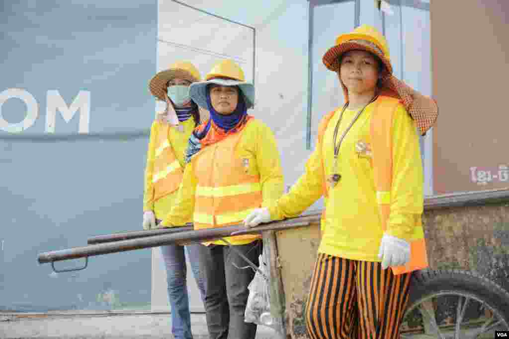 Female construction workers pose for photo at at construction site in Koh Pich, Phnom Penh, Cambodia on March 5, 2018.(Tum Malis/VOA Khmer)