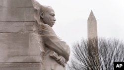 ARCHIVO - Vista del monumento a Martin Luther King Jr., con el monumento a Washington como telón de fondo, durante la ceremonia anual de colocación de una corona floral en honor a MLK, en Washington, el 15 de enero de 2024. (Foto AP/José Luis Magana, Archivo)