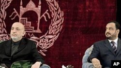 محه‌مه‌د عومه‌ری فه‌رمانداری کوندوز له‌گه‌ڵ حامید کارزای سه‌رۆکی ئه‌فغانسـتان له‌ بۆنه‌یه‌کدا، ( ئه‌رشیفی وێنه‌ 12 ی چواری 2010)