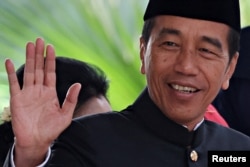 Presiden Indonesia Joko Widodo melambaikan tangan kepada wartawan saat memasuki gedung parlemen sebelum menyampaikan Pidato Kenegaraan tahunan di Jakarta, 16 Agustus 2024.