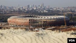 Pada foto yang diambil pada tanggal 13 Juni 2009 ini, tampak Stadion Soccer City masih dibangun di Johannesburg. Sekarang, stadio ini telah selesai dibangun.